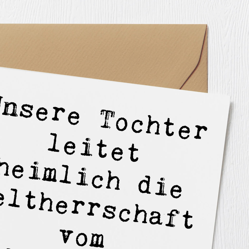 Deluxe Card Saying Unsere Tochter leitet heimlich die Weltherrschaft vom Kinderzimmer aus. Klappkarte, Grußkarte, Hochwertige Klappkarte, Karte, Glückwunschkarte, Einladungskarte, Hochwertige Grußkarte, Geburtstagskarte, Hochzeitskarte, Familie, Vatertag, Muttertag, Bruder, Schwester, Mama, Papa, Oma, Opa