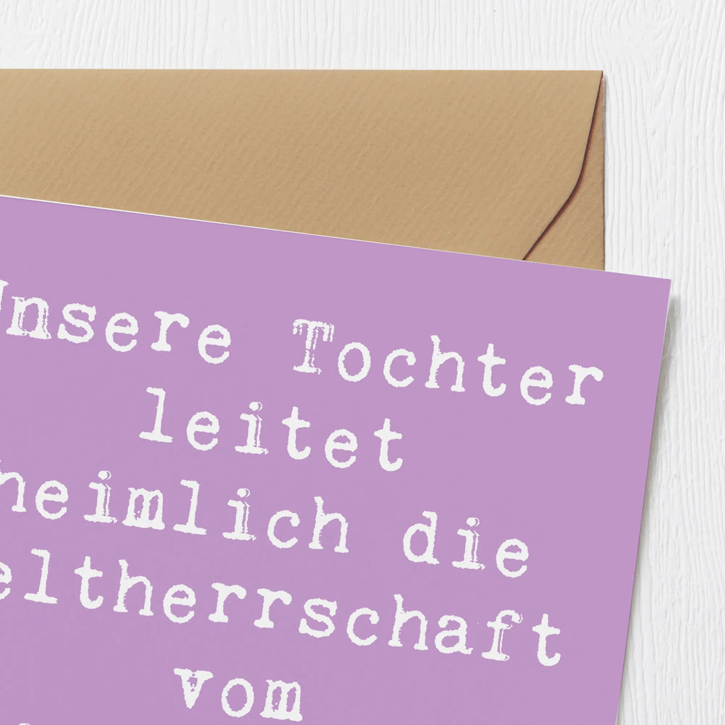 Deluxe Card Saying Unsere Tochter leitet heimlich die Weltherrschaft vom Kinderzimmer aus. Klappkarte, Grußkarte, Hochwertige Klappkarte, Karte, Glückwunschkarte, Einladungskarte, Hochwertige Grußkarte, Geburtstagskarte, Hochzeitskarte, Familie, Vatertag, Muttertag, Bruder, Schwester, Mama, Papa, Oma, Opa