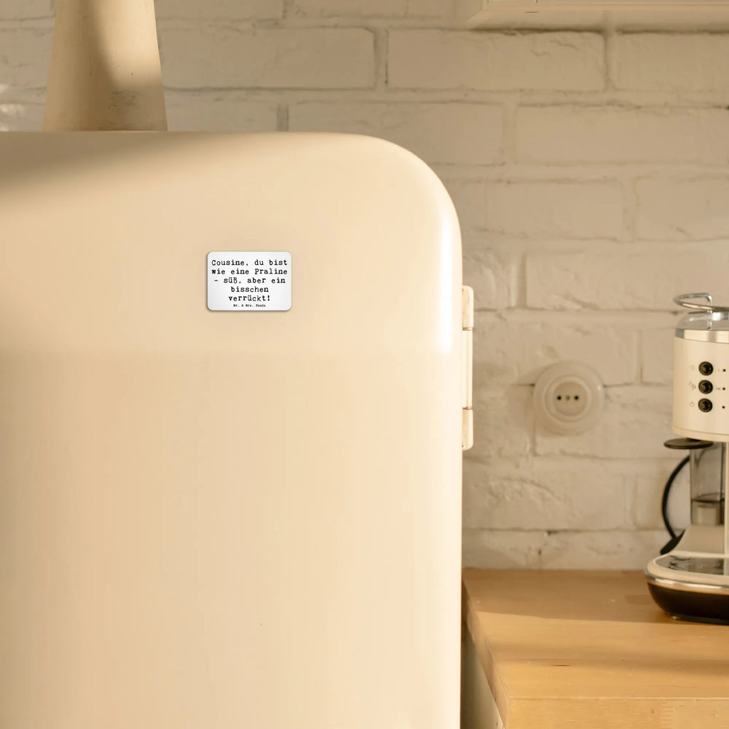 Magnet Saying Cousine, du bist wie eine Praline - süß, aber ein bisschen verrückt! Kühlschrank Dekoration, Souvenir Magnet, Notiz Magnet, Dekomagnet, Motivmagnete, Kühlschrankmagnet, Whiteboard Magnet, Pinnwandmagnet, Familie, Vatertag, Muttertag, Bruder, Schwester, Mama, Papa, Oma, Opa