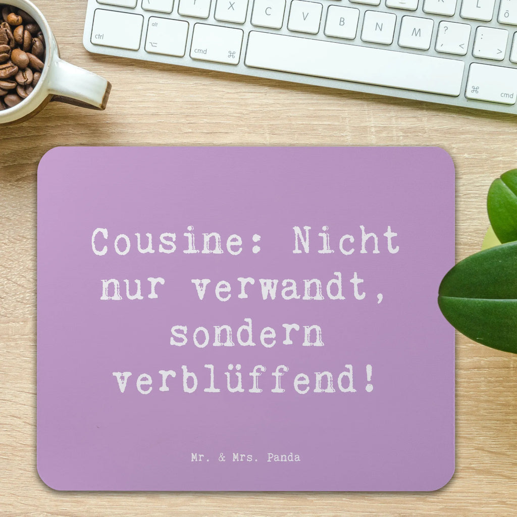 Mouse mat Saying Cousine: Nicht nur verwandt, sondern verblüffend! Arbeitszimmer, Designer Mauspad, Mausunterlage, Einzigartiges Mauspad, Mauspad, PC Zubehör, Computer zubehör, Büroausstattung, Mauspad Büro, Mousepad, Familie, Vatertag, Muttertag, Bruder, Schwester, Mama, Papa, Oma, Opa