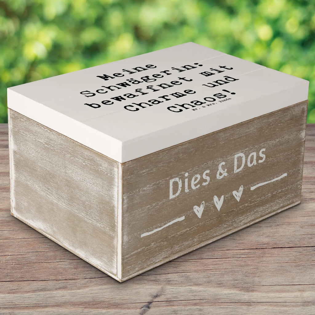 Wooden chest Saying Meine Schwägerin: bewaffnet mit Charme und Chaos! Holzkiste, Geschenkdose, Kiste, Erinnerungsbox, Schatulle, Dekokiste, Geschenkbox, XXL, Erinnerungskiste, Schatzkiste, Truhe, Aufbewahrungsbox, Familie, Vatertag, Muttertag, Bruder, Schwester, Mama, Papa, Oma, Opa