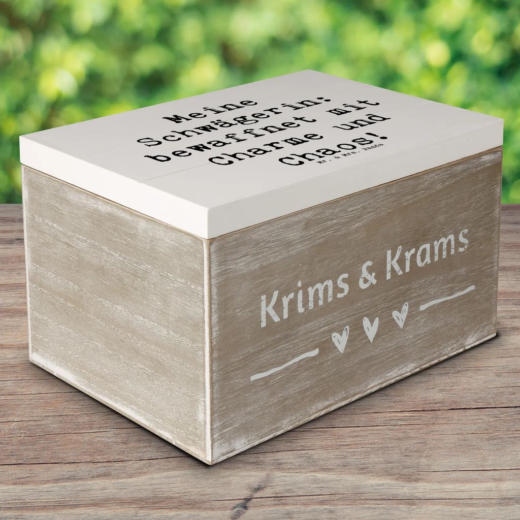 Wooden chest Saying Meine Schwägerin: bewaffnet mit Charme und Chaos! Holzkiste, Geschenkdose, Kiste, Erinnerungsbox, Schatulle, Dekokiste, Geschenkbox, XXL, Erinnerungskiste, Schatzkiste, Truhe, Aufbewahrungsbox, Familie, Vatertag, Muttertag, Bruder, Schwester, Mama, Papa, Oma, Opa