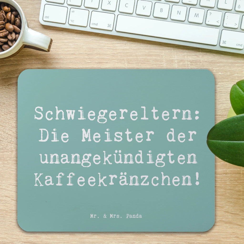 Mouse mat Saying Schwiegereltern: Die Meister der unangekündigten Kaffeekränzchen! Mousepad, Computer zubehör, Büroausstattung, PC Zubehör, Arbeitszimmer, Mauspad, Einzigartiges Mauspad, Designer Mauspad, Mausunterlage, Mauspad Büro, Familie, Vatertag, Muttertag, Bruder, Schwester, Mama, Papa, Oma, Opa