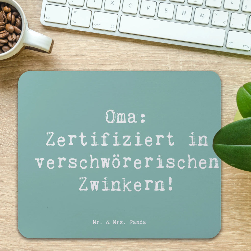 Mouse mat Saying Oma: Zertifiziert in verschwörerischen Zwinkern! Mousepad, Computer zubehör, Büroausstattung, PC Zubehör, Arbeitszimmer, Mauspad, Einzigartiges Mauspad, Designer Mauspad, Mausunterlage, Mauspad Büro, Familie, Vatertag, Muttertag, Bruder, Schwester, Mama, Papa, Oma, Opa