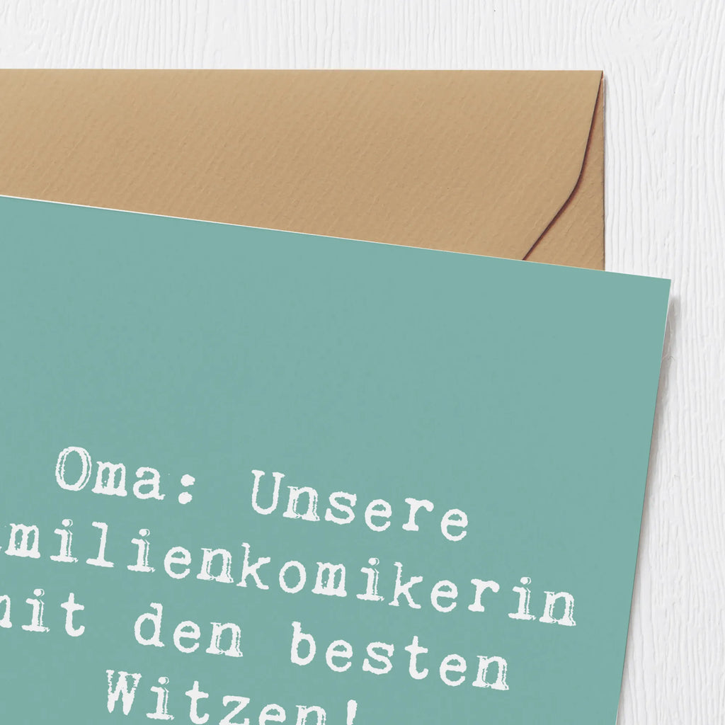 Deluxe Karte Spruch Oma Familienkomikerin Klappkarte, Glückwunschkarte, Karte, Hochwertige Klappkarte, Hochzeitskarte, Grußkarte, Geburtstagskarte, Hochwertige Grußkarte, Einladungskarte, Familie, Vatertag, Muttertag, Bruder, Schwester, Mama, Papa, Oma, Opa