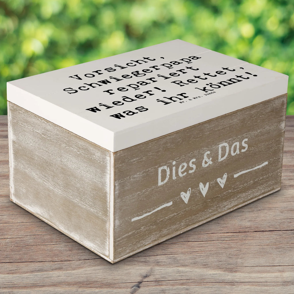 Wooden chest Saying Vorsicht, Schwiegerpapa repariert wieder! Rettet, was ihr könnt! Aufbewahrungsbox, Schatulle, XXL, Erinnerungskiste, Geschenkdose, Dekokiste, Erinnerungsbox, Truhe, Kiste, Holzkiste, Schatzkiste, Geschenkbox, Familie, Vatertag, Muttertag, Bruder, Schwester, Mama, Papa, Oma, Opa