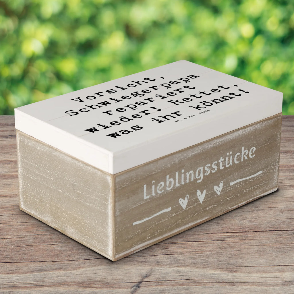 Wooden chest Saying Vorsicht, Schwiegerpapa repariert wieder! Rettet, was ihr könnt! Aufbewahrungsbox, Schatulle, XXL, Erinnerungskiste, Geschenkdose, Dekokiste, Erinnerungsbox, Truhe, Kiste, Holzkiste, Schatzkiste, Geschenkbox, Familie, Vatertag, Muttertag, Bruder, Schwester, Mama, Papa, Oma, Opa