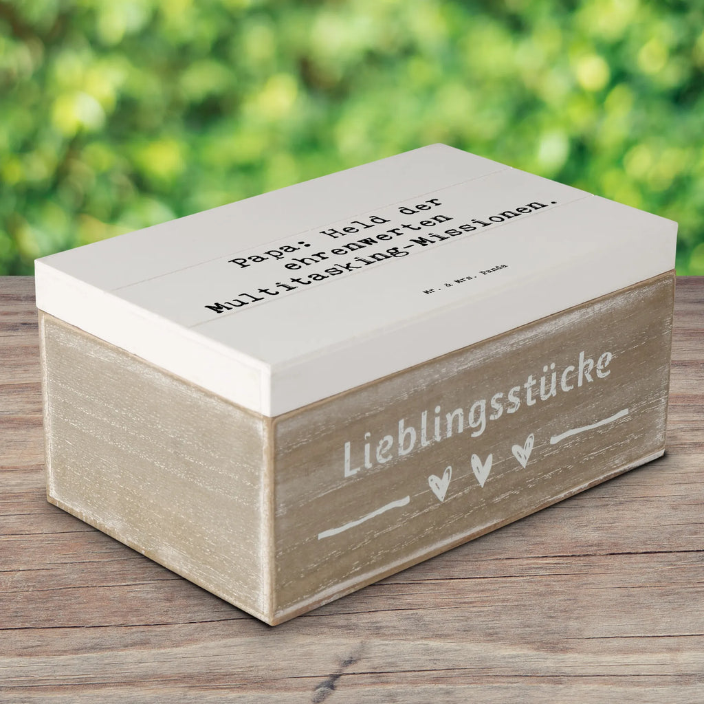 Wooden chest Saying Papa: Held der ehrenwerten Multitasking-Missionen. Holzkiste, Erinnerungsbox, Geschenkbox, Kiste, Erinnerungskiste, Schatzkiste, Aufbewahrungsbox, Geschenkdose, XXL, Truhe, Dekokiste, Schatulle, Familie, Vatertag, Muttertag, Bruder, Schwester, Mama, Papa, Oma, Opa