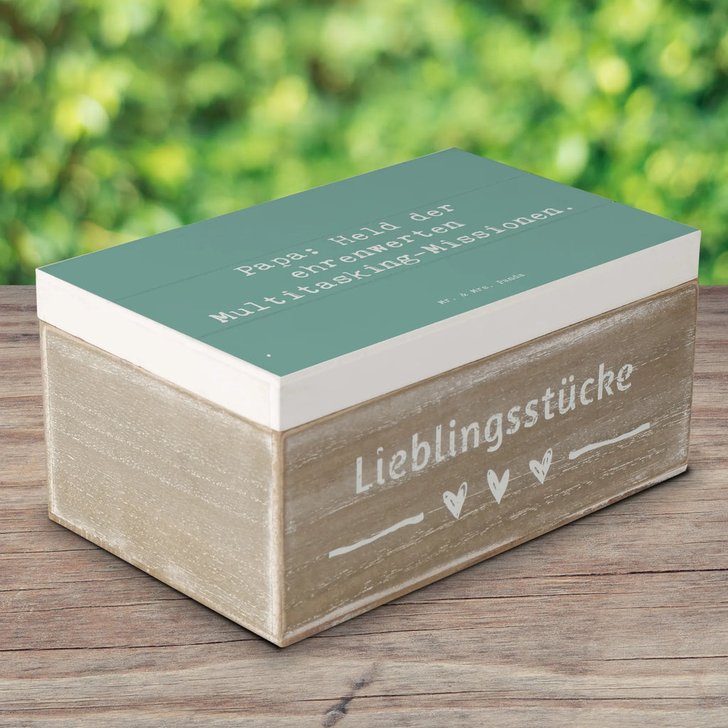 Wooden chest Saying Papa: Held der ehrenwerten Multitasking-Missionen. Holzkiste, Erinnerungsbox, Geschenkbox, Kiste, Erinnerungskiste, Schatzkiste, Aufbewahrungsbox, Geschenkdose, XXL, Truhe, Dekokiste, Schatulle, Familie, Vatertag, Muttertag, Bruder, Schwester, Mama, Papa, Oma, Opa