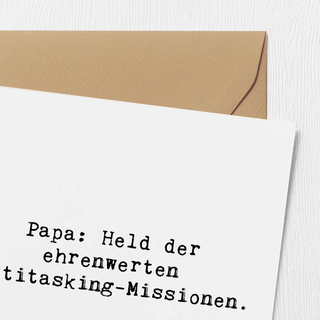 Deluxe Card Saying Papa: Held der ehrenwerten Multitasking-Missionen. Karte, Glückwunschkarte, Geburtstagskarte, Hochwertige Grußkarte, Grußkarte, Hochwertige Klappkarte, Einladungskarte, Hochzeitskarte, Klappkarte, Familie, Vatertag, Muttertag, Bruder, Schwester, Mama, Papa, Oma, Opa