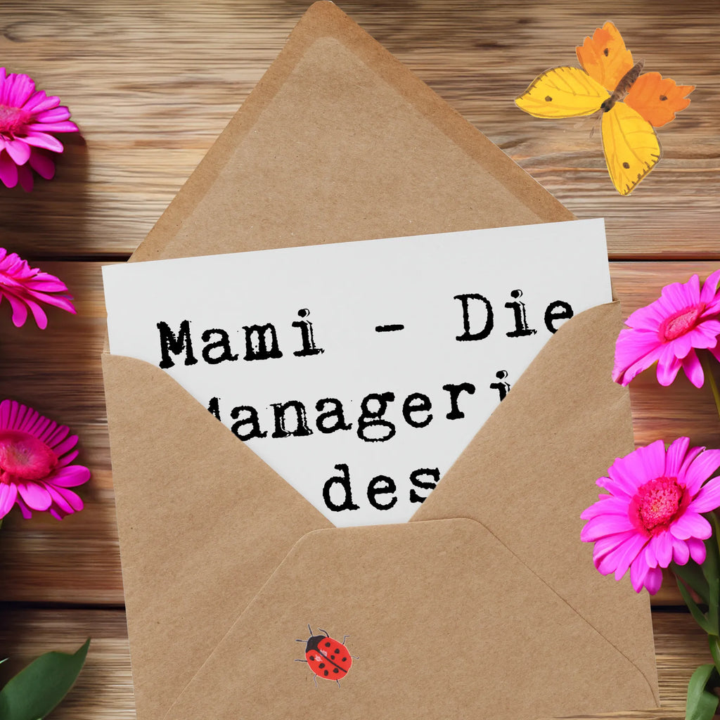Deluxe Card Saying Mami - Die Managerin des täglichen Wahnsinns. Karte, Grußkarte, Geburtstagskarte, Glückwunschkarte, Hochwertige Klappkarte, Hochzeitskarte, Einladungskarte, Klappkarte, Hochwertige Grußkarte, Familie, Vatertag, Muttertag, Bruder, Schwester, Mama, Papa, Oma, Opa