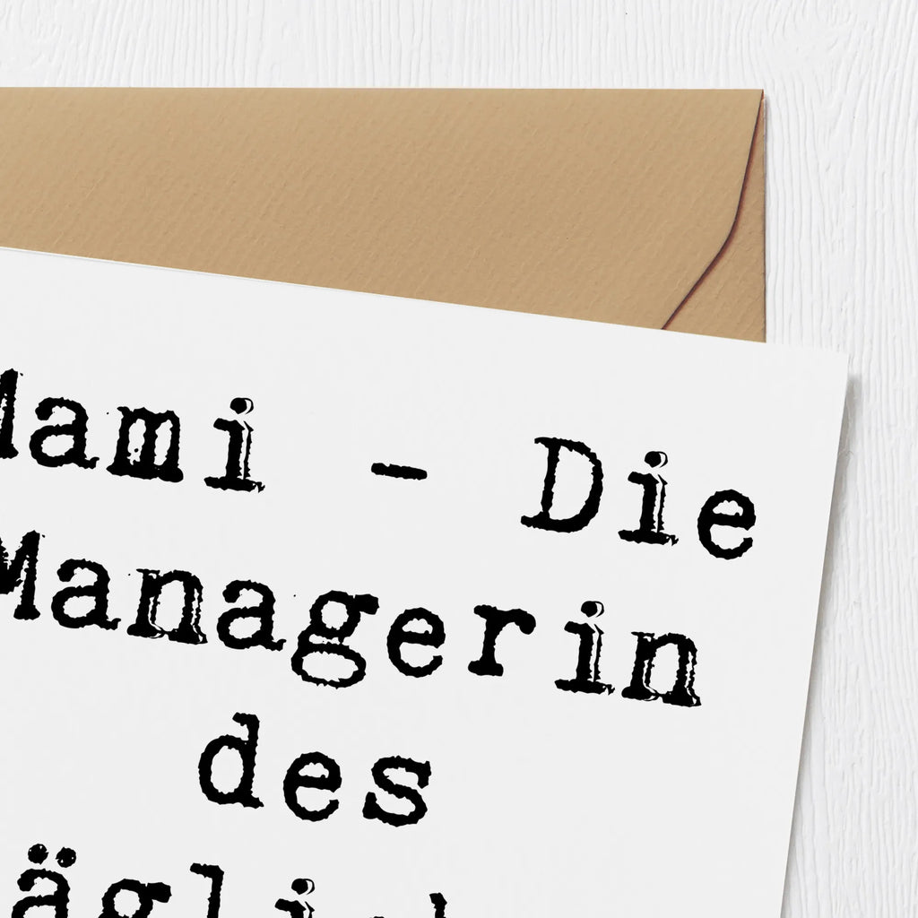 Deluxe Card Saying Mami - Die Managerin des täglichen Wahnsinns. Karte, Grußkarte, Geburtstagskarte, Glückwunschkarte, Hochwertige Klappkarte, Hochzeitskarte, Einladungskarte, Klappkarte, Hochwertige Grußkarte, Familie, Vatertag, Muttertag, Bruder, Schwester, Mama, Papa, Oma, Opa