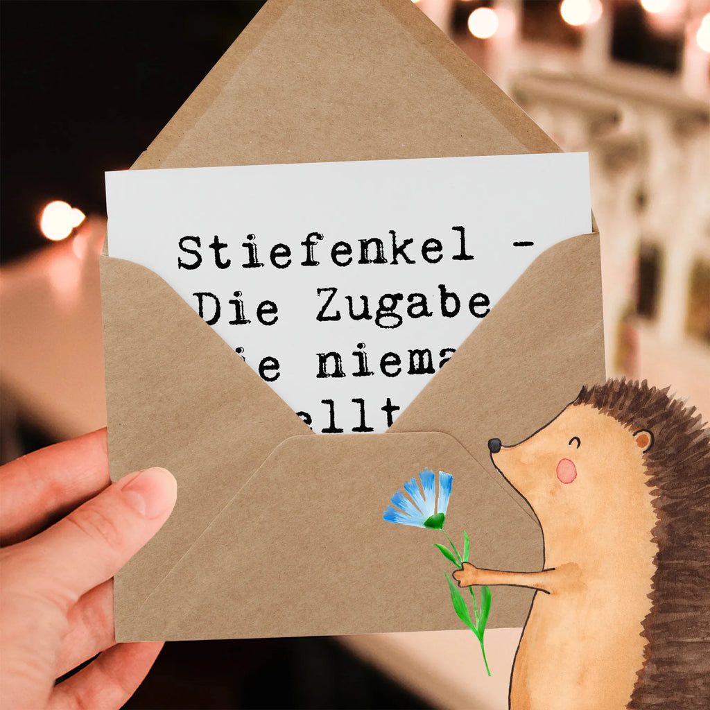 Deluxe Card Saying Stiefenkel - Die Zugabe, die niemand bestellt hat, aber jeder gerne behält! Klappkarte, Karte, Hochwertige Klappkarte, Hochzeitskarte, Einladungskarte, Grußkarte, Geburtstagskarte, Hochwertige Grußkarte, Glückwunschkarte, Familie, Vatertag, Muttertag, Bruder, Schwester, Mama, Papa, Oma, Opa