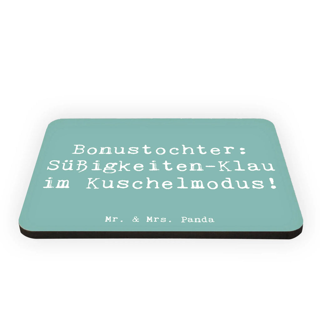 Magnet Saying Bonustochter: Süßigkeiten-Klau im Kuschelmodus! Whiteboard Magnet, Motivmagnete, Notiz Magnet, Pinnwandmagnet, Kühlschrankmagnet, Kühlschrank Dekoration, Dekomagnet, Souvenir Magnet, Familie, Vatertag, Muttertag, Bruder, Schwester, Mama, Papa, Oma, Opa