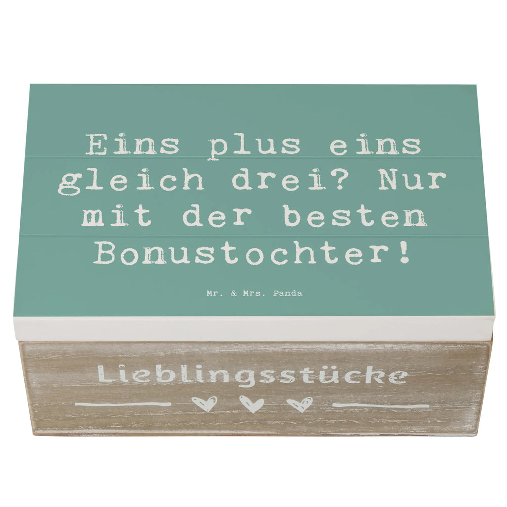 Wooden chest Saying Eins plus eins gleich drei? Nur mit der besten Bonustochter! Geschenkdose, Dekokiste, Truhe, Schatulle, Kiste, Erinnerungskiste, Geschenkbox, XXL, Aufbewahrungsbox, Schatzkiste, Erinnerungsbox, Holzkiste, Familie, Vatertag, Muttertag, Bruder, Schwester, Mama, Papa, Oma, Opa