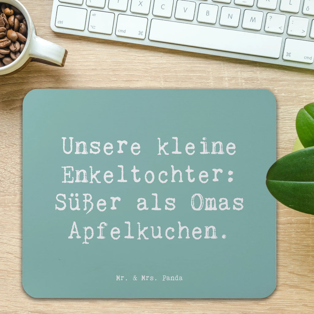 Mouse mat Saying Unsere kleine Enkeltochter: Süßer als Omas Apfelkuchen. Mousepad, Computer zubehör, Büroausstattung, PC Zubehör, Arbeitszimmer, Mauspad, Einzigartiges Mauspad, Designer Mauspad, Mausunterlage, Mauspad Büro, Familie, Vatertag, Muttertag, Bruder, Schwester, Mama, Papa, Oma, Opa