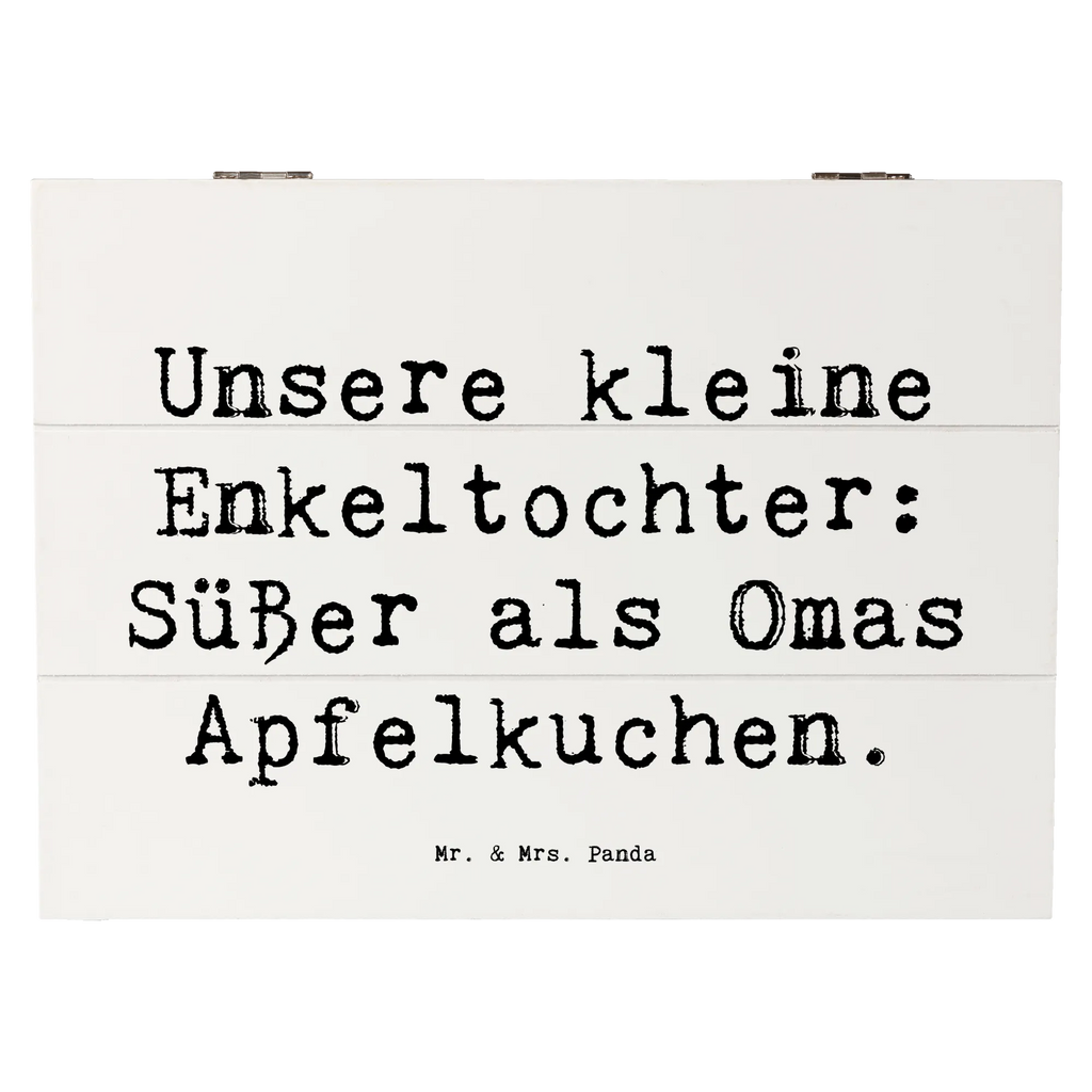 Wooden chest Saying Unsere kleine Enkeltochter: Süßer als Omas Apfelkuchen. Kiste, Schatulle, XXL, Truhe, Dekokiste, Aufbewahrungsbox, Schatzkiste, Geschenkdose, Erinnerungskiste, Geschenkbox, Erinnerungsbox, Holzkiste, Familie, Vatertag, Muttertag, Bruder, Schwester, Mama, Papa, Oma, Opa