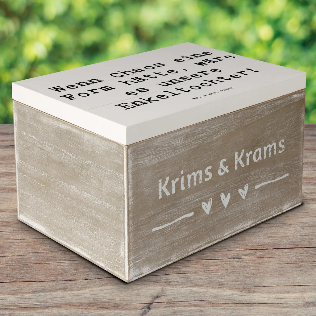 Wooden chest Saying Wenn Chaos eine Form hätte, wäre es unsere Enkeltochter! Schatzkiste, Geschenkdose, Holzkiste, XXL, Erinnerungskiste, Schatulle, Kiste, Geschenkbox, Dekokiste, Truhe, Aufbewahrungsbox, Erinnerungsbox, Familie, Vatertag, Muttertag, Bruder, Schwester, Mama, Papa, Oma, Opa
