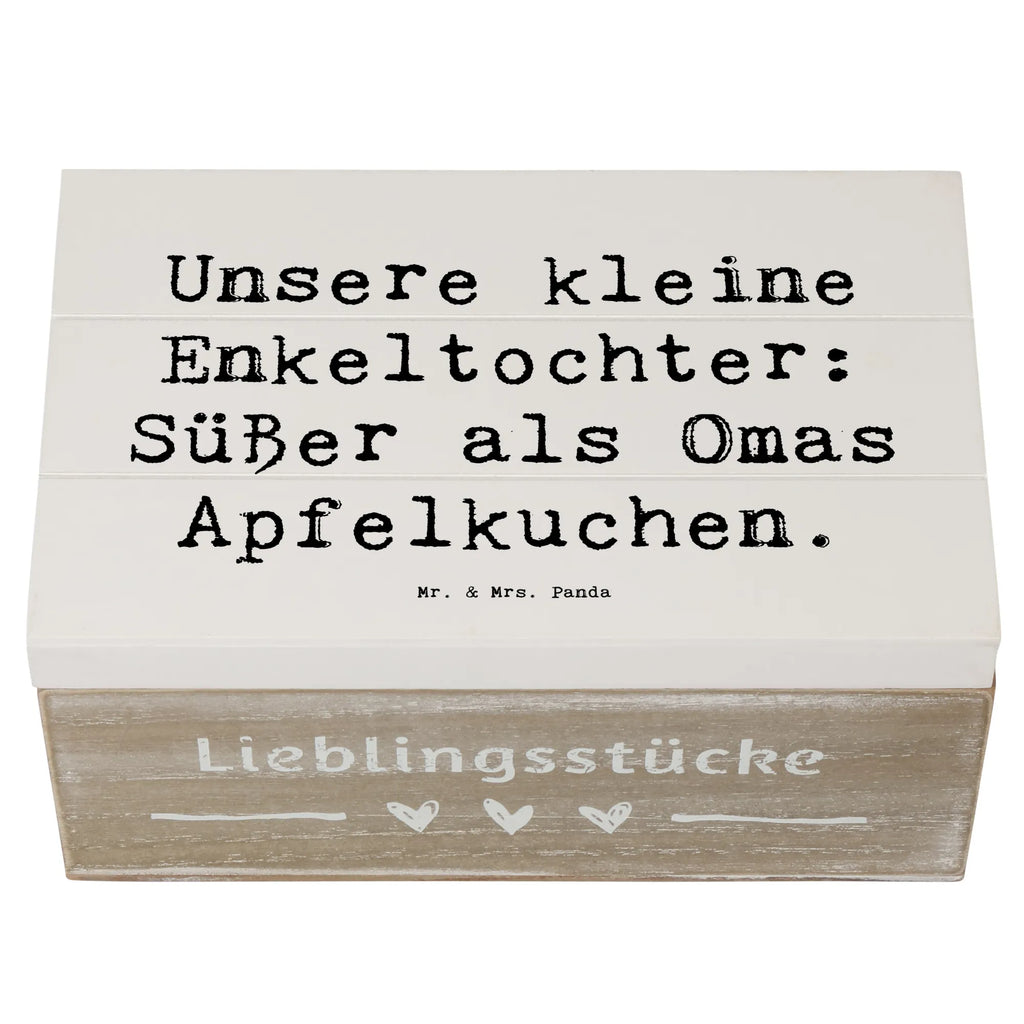 Wooden chest Saying Unsere kleine Enkeltochter: Süßer als Omas Apfelkuchen. Kiste, Schatulle, XXL, Truhe, Dekokiste, Aufbewahrungsbox, Schatzkiste, Geschenkdose, Erinnerungskiste, Geschenkbox, Erinnerungsbox, Holzkiste, Familie, Vatertag, Muttertag, Bruder, Schwester, Mama, Papa, Oma, Opa