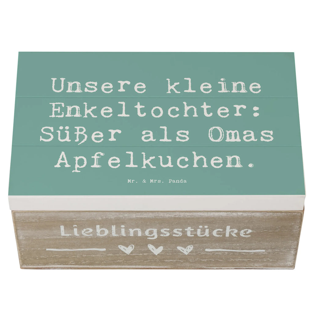 Wooden chest Saying Unsere kleine Enkeltochter: Süßer als Omas Apfelkuchen. Kiste, Schatulle, XXL, Truhe, Dekokiste, Aufbewahrungsbox, Schatzkiste, Geschenkdose, Erinnerungskiste, Geschenkbox, Erinnerungsbox, Holzkiste, Familie, Vatertag, Muttertag, Bruder, Schwester, Mama, Papa, Oma, Opa
