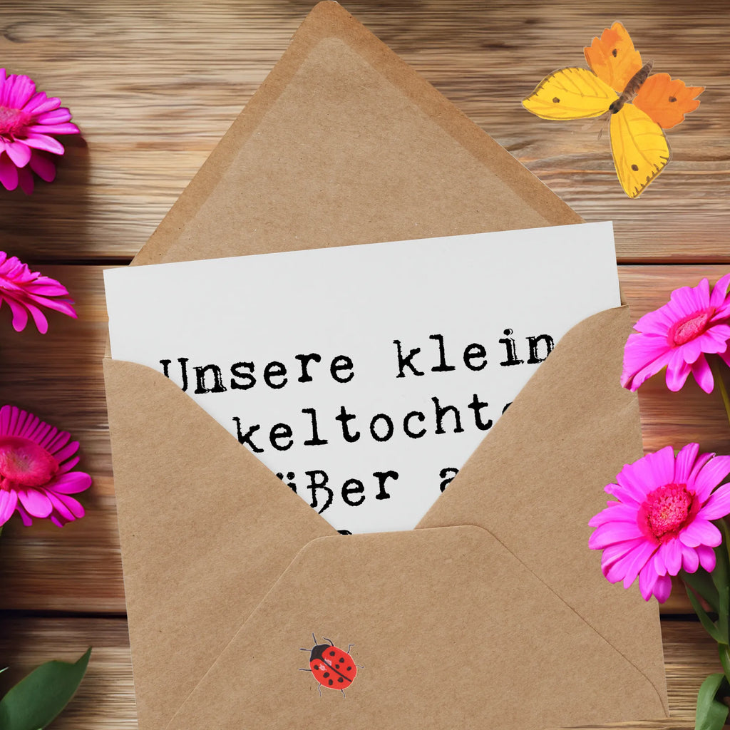 Deluxe Card Saying Unsere kleine Enkeltochter: Süßer als Omas Apfelkuchen. Hochwertige Grußkarte, Hochwertige Klappkarte, Glückwunschkarte, Hochzeitskarte, Einladungskarte, Karte, Grußkarte, Klappkarte, Geburtstagskarte, Familie, Vatertag, Muttertag, Bruder, Schwester, Mama, Papa, Oma, Opa