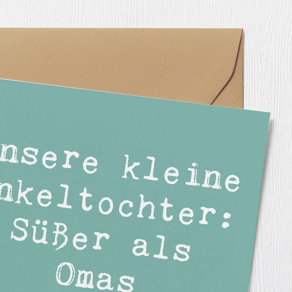 Deluxe Card Saying Unsere kleine Enkeltochter: Süßer als Omas Apfelkuchen. Hochwertige Grußkarte, Hochwertige Klappkarte, Glückwunschkarte, Hochzeitskarte, Einladungskarte, Karte, Grußkarte, Klappkarte, Geburtstagskarte, Familie, Vatertag, Muttertag, Bruder, Schwester, Mama, Papa, Oma, Opa
