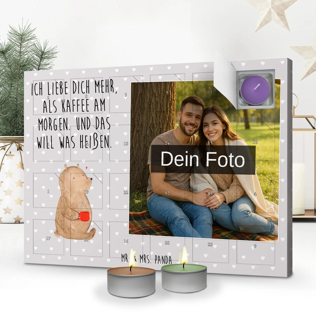 Personalisierter Duftkerzen Foto Adventskalender Bär Morgenkaffee Personalisierter Duftkerzen Foto Adventskalender, Freundin, Freund, Liebe, Liebesgeschenk, Jahrestag, Verlobung, Partner, Ehemann, Ehefrau, Heiraten, Heiratsantrag, Hocheitstag, für Ehemann, Valentinstag, Mitbringsel, für Männer, Geschenk für Frauen, Geschenk für Partner, Liebesbeweis, Geschenk für Freundin, Hochzeitstag