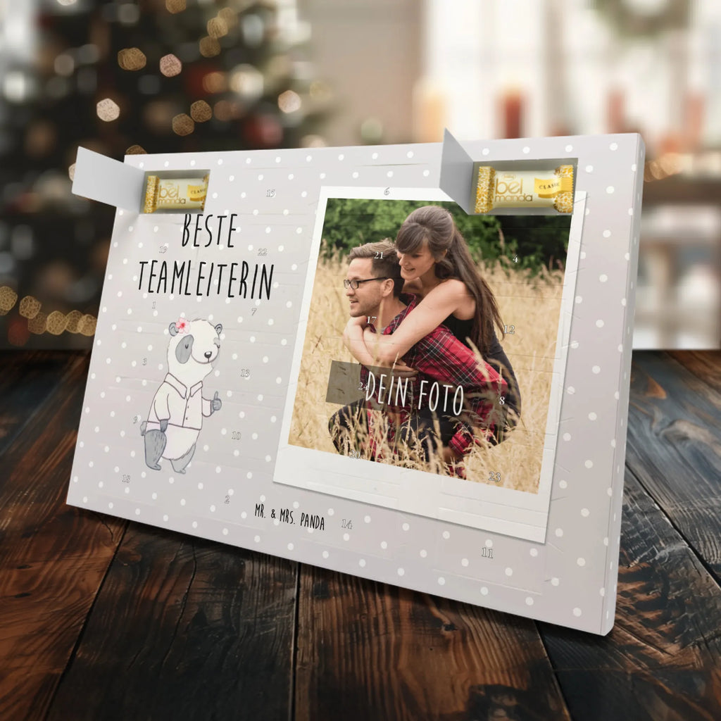 Personalisierter Marzipan Foto Adventskalender Panda Beste Teamleiterin Personalisierter Marzipan Foto Adventskalender, für, Dankeschön, Geschenk, Schenken, Geburtstag, Geburtstagsgeschenk, Geschenkidee, Danke, Bedanken, Mitbringsel, Freude machen, Geschenktipp, Ruhestand, Abschied, Abschiedsgeschenk, Gruppenleiterin, Leiterin, Seminarleiterin, Teamleiterin, Kollegin, Chefin, Vorgesetzte