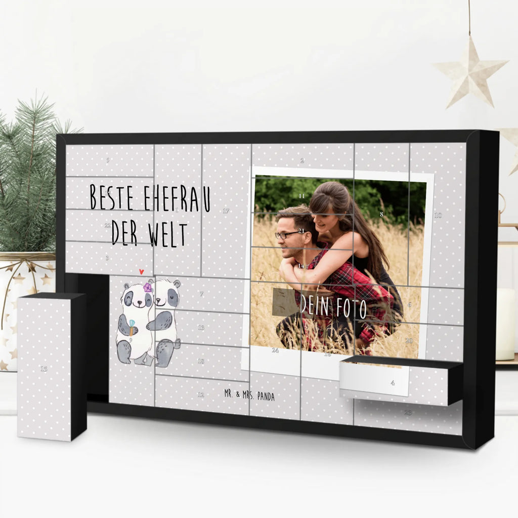 Personalisierter Befüllbarer Foto Adventskalender Panda Beste Ehefrau der Welt Personalisierter Adventskalender, Foto Adventskalender, Adventskalender mit Eigenem Bild, Personalisierter Befüllbarer Foto Adventskalender, Weihnachtskalender mit Foto, Adventskalender Eigenes Foto, Adventskalender mit Foto, Geschenkidee, Geschenk, Schenken, Mitbringsel, Geburtstag, Geburtstagsgeschenk, für, Danke, Dankeschön, Bedanken, Freude machen, Geschenktipp, Ehefrau, Beste, Liebling, Frau, Partnerin, Braut, Lebensgefährtin, Gattin, Traumfrau, Hochzeit, Kleinigkeit, Ehe, Freundin, Ehepartner