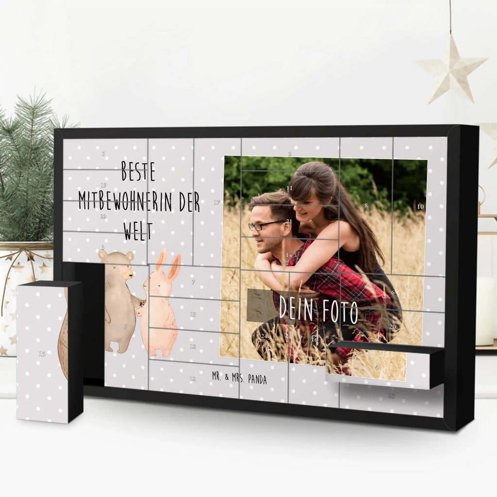 Personalisierter Befüllbarer Foto Adventskalender Hase Beste Mitbewohnerin der Welt Personalisierter Adventskalender, Adventskalender mit Foto, Adventskalender mit Eigenem Bild, Personalisierter Befüllbarer Foto Adventskalender, Adventskalender Eigenes Foto, Weihnachtskalender mit Foto, Foto Adventskalender, Geschenkidee, Geschenk, Schenken, Mitbringsel, Geburtstag, Geburtstagsgeschenk, für, Danke, Dankeschön, Bedanken, Freude machen, Geschenktipp, Zimmernachbarin, Wohngemeinschaft, Zimmergenossin, Mitbewohnerin, Stubenkameradin, WG, WG-Bewohnerin, Zimmerkollegin