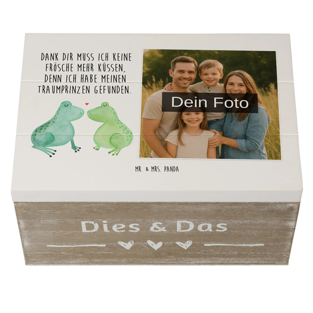 Personalisierte Foto Holzkiste Frosch Liebe Personalisierte Foto Holzkiste, Liebe, Partner, Freund, Freundin, Ehemann, Ehefrau, Heiraten, Verlobung, Heiratsantrag, Liebesgeschenk, Jahrestag, Hocheitstag, Frosch, Froschkönig, Verliebt, Hochzeitstag, Geschenk Hochzeit, Liebesbeweis, Fröschchen, Verlobt, Verheiratet, Frösche, Geschenk Freundin, Geschenk Freund
