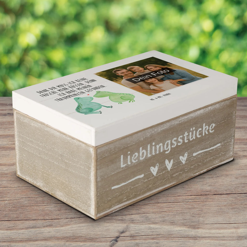 Personalisierte Foto Holzkiste Frosch Liebe Personalisierte Foto Holzkiste, Liebe, Partner, Freund, Freundin, Ehemann, Ehefrau, Heiraten, Verlobung, Heiratsantrag, Liebesgeschenk, Jahrestag, Hocheitstag, Frosch, Froschkönig, Verliebt, Hochzeitstag, Geschenk Hochzeit, Liebesbeweis, Fröschchen, Verlobt, Verheiratet, Frösche, Geschenk Freundin, Geschenk Freund
