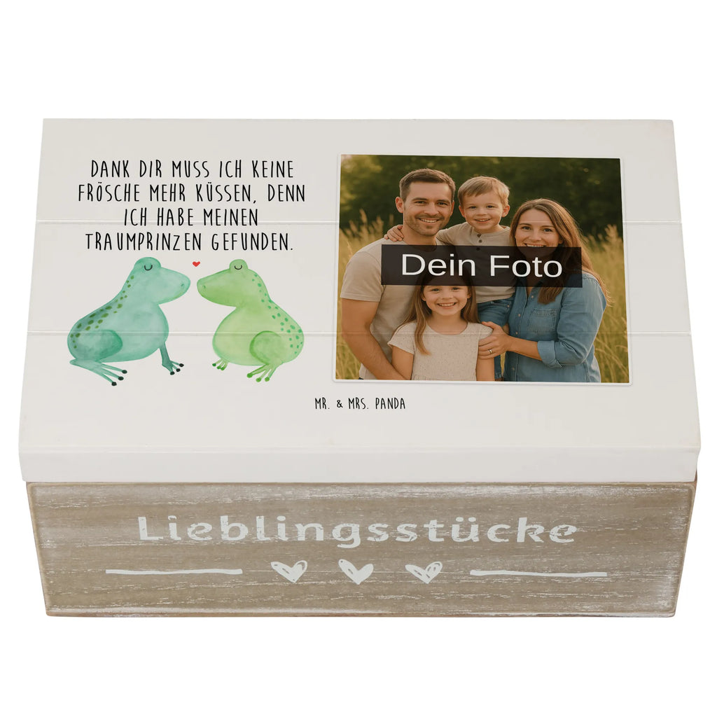 Personalisierte Foto Holzkiste Frosch Liebe Personalisierte Foto Holzkiste, Liebe, Partner, Freund, Freundin, Ehemann, Ehefrau, Heiraten, Verlobung, Heiratsantrag, Liebesgeschenk, Jahrestag, Hocheitstag, Frosch, Froschkönig, Verliebt, Hochzeitstag, Geschenk Hochzeit, Liebesbeweis, Fröschchen, Verlobt, Verheiratet, Frösche, Geschenk Freundin, Geschenk Freund