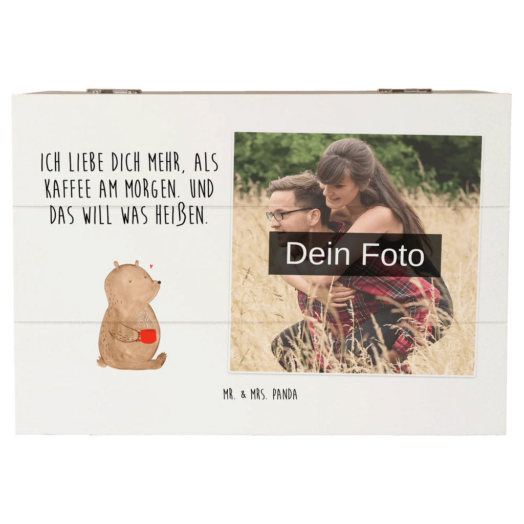 Personalisierte Foto Holzkiste Bär Morgenkaffee Personalisierte Foto Holzkiste, Liebe, Partner, Freund, Freundin, Ehemann, Ehefrau, Heiraten, Verlobung, Heiratsantrag, Liebesgeschenk, Jahrestag, Hocheitstag, Liebesbeweis, für Ehemann, für Männer, Valentinstag, Hochzeitstag, Mitbringsel, Geschenk für Freundin, Geschenk für Frauen, Geschenk für Partner