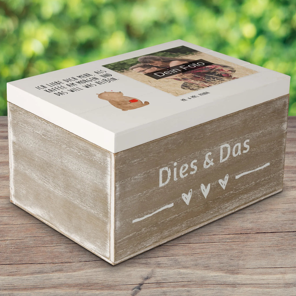 Personalisierte Foto Holzkiste Bär Morgenkaffee Personalisierte Foto Holzkiste, Liebe, Partner, Freund, Freundin, Ehemann, Ehefrau, Heiraten, Verlobung, Heiratsantrag, Liebesgeschenk, Jahrestag, Hocheitstag, Liebesbeweis, für Ehemann, für Männer, Valentinstag, Hochzeitstag, Mitbringsel, Geschenk für Freundin, Geschenk für Frauen, Geschenk für Partner