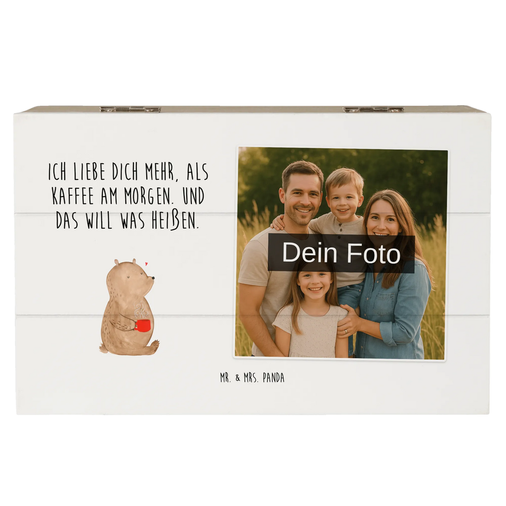 Personalisierte Foto Holzkiste Bär Morgenkaffee Personalisierte Foto Holzkiste, Liebe, Partner, Freund, Freundin, Ehemann, Ehefrau, Heiraten, Verlobung, Heiratsantrag, Liebesgeschenk, Jahrestag, Hocheitstag, Liebesbeweis, für Ehemann, für Männer, Valentinstag, Hochzeitstag, Mitbringsel, Geschenk für Freundin, Geschenk für Frauen, Geschenk für Partner