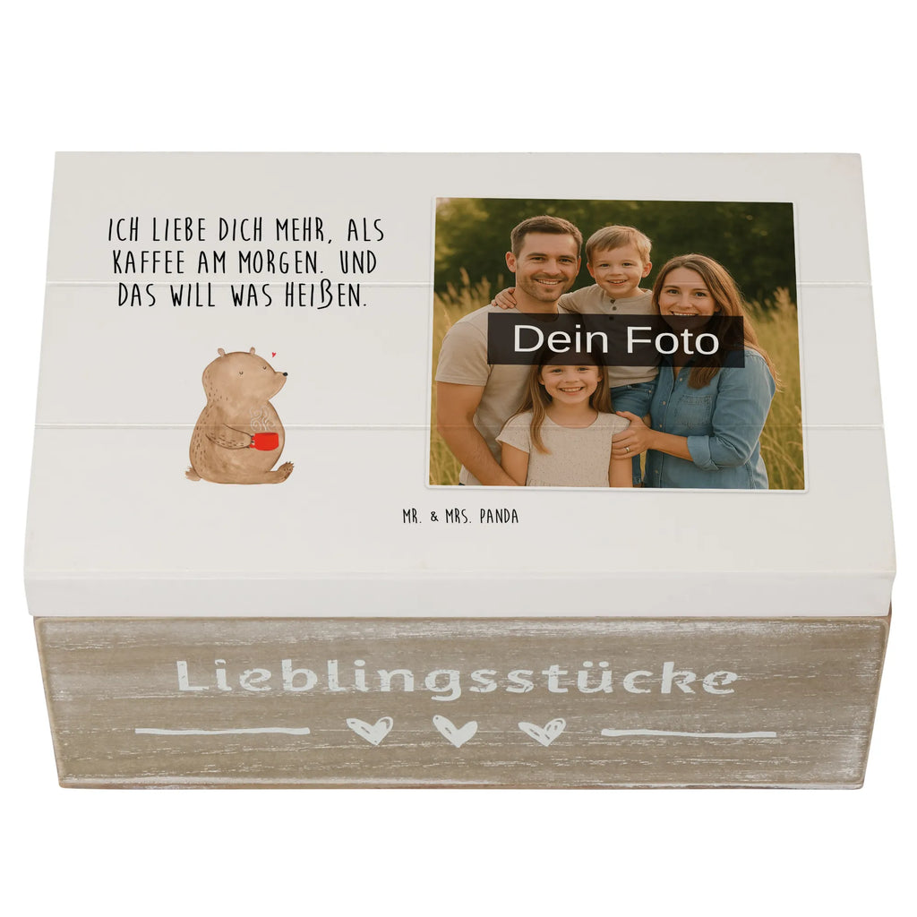 Personalisierte Foto Holzkiste Bär Morgenkaffee Personalisierte Foto Holzkiste, Liebe, Partner, Freund, Freundin, Ehemann, Ehefrau, Heiraten, Verlobung, Heiratsantrag, Liebesgeschenk, Jahrestag, Hocheitstag, Liebesbeweis, für Ehemann, für Männer, Valentinstag, Hochzeitstag, Mitbringsel, Geschenk für Freundin, Geschenk für Frauen, Geschenk für Partner