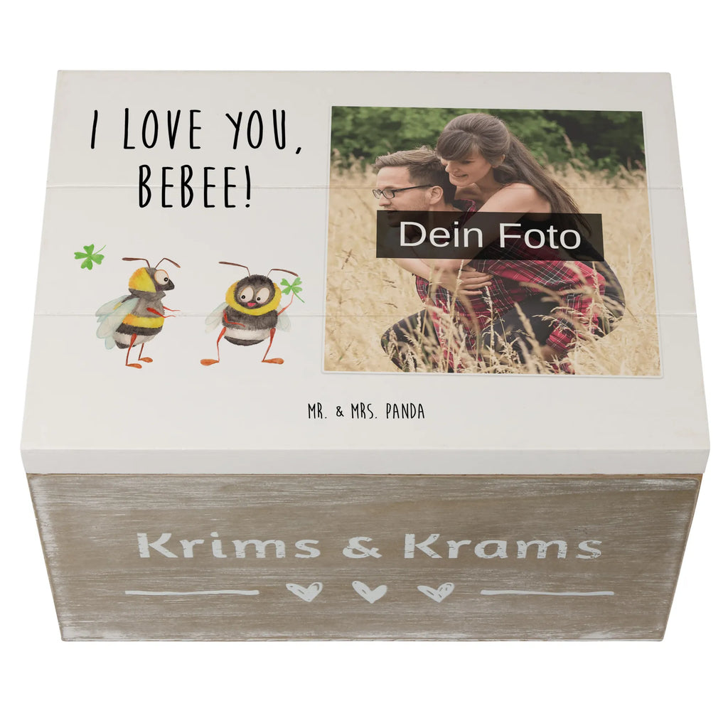 Personalisierte Foto Holzkiste Bienen Paar Personalisierte Foto Holzkiste, Liebe, Partner, Freund, Freundin, Ehemann, Ehefrau, Heiraten, Verlobung, Heiratsantrag, Liebesgeschenk, Jahrestag, Hocheitstag, Geschenk für Freundin, für Männer, Liebesbeweis, verliebte Schildkröten, Geschenk für Frauen, für Ehemann, Schildkröten, Mitbringsel, Valentinstag, Hochzeitstag, Geschenk für Partner