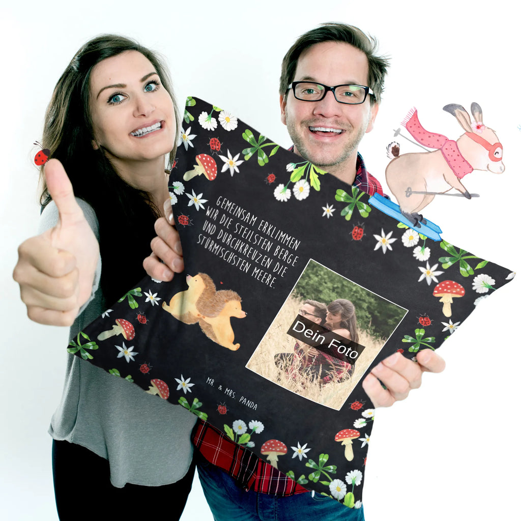 Personalisiertes Foto Kissen Igel händchenhaltend Personalisiertes Foto Kissen, Liebe, Partner, Freund, Freundin, Ehemann, Ehefrau, Heiraten, Verlobung, Heiratsantrag, Liebesgeschenk, Jahrestag, Hocheitstag, Igel, Igelliebe, Hand in Hand, Liebesbeweis, große Liebe, Liebesbotschaft, Hochzeit, Lieblingsmensch, Gemeinsamkeit, Love, Geschenk für zwei