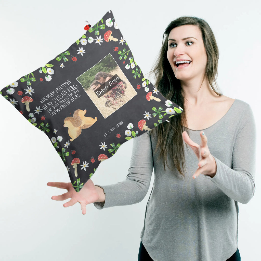 Personalisiertes Foto Kissen Igel händchenhaltend Personalisiertes Foto Kissen, Liebe, Partner, Freund, Freundin, Ehemann, Ehefrau, Heiraten, Verlobung, Heiratsantrag, Liebesgeschenk, Jahrestag, Hocheitstag, Igel, Igelliebe, Hand in Hand, Liebesbeweis, große Liebe, Liebesbotschaft, Hochzeit, Lieblingsmensch, Gemeinsamkeit, Love, Geschenk für zwei