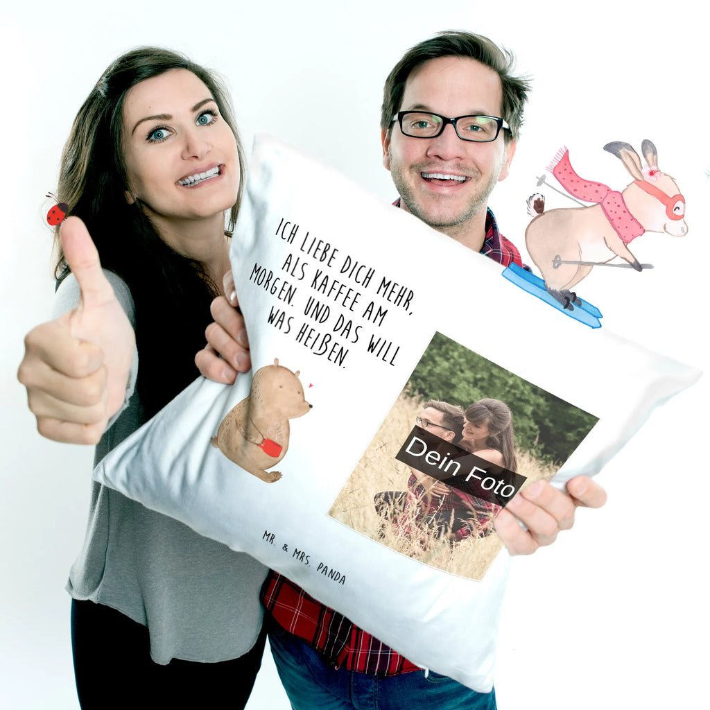 Personalisiertes Foto Kissen Bär Morgenkaffee Personalisiertes Foto Kissen, Liebe, Partner, Freund, Freundin, Ehemann, Ehefrau, Heiraten, Verlobung, Heiratsantrag, Liebesgeschenk, Jahrestag, Hocheitstag, für Männer, Mitbringsel, Hochzeitstag, Geschenk für Freundin, für Ehemann, Valentinstag, Geschenk für Partner, Geschenk für Frauen, Liebesbeweis