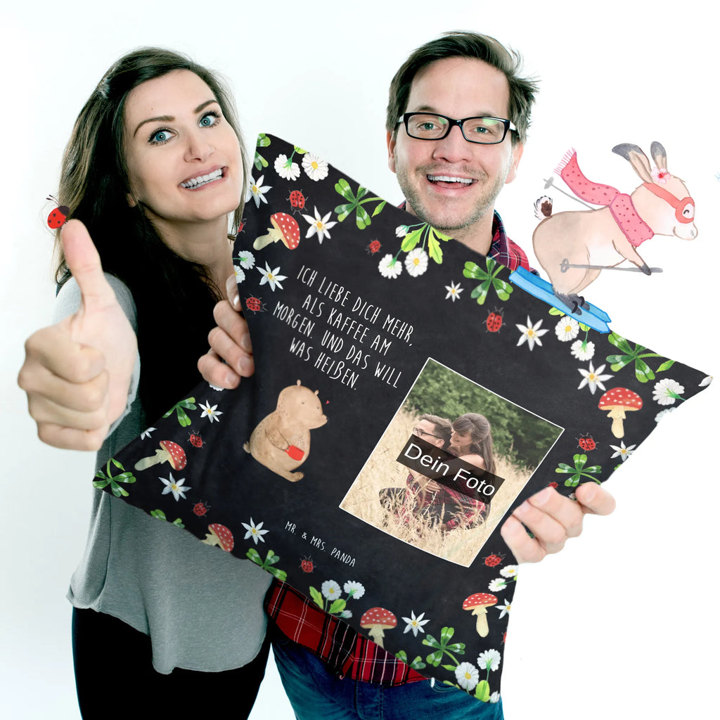 Personalisiertes Foto Kissen Bär Morgenkaffee Personalisiertes Foto Kissen, Liebe, Partner, Freund, Freundin, Ehemann, Ehefrau, Heiraten, Verlobung, Heiratsantrag, Liebesgeschenk, Jahrestag, Hocheitstag, für Männer, Mitbringsel, Hochzeitstag, Geschenk für Freundin, für Ehemann, Valentinstag, Geschenk für Partner, Geschenk für Frauen, Liebesbeweis