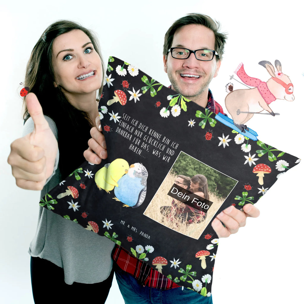 Personalisiertes Foto Kissen Wellensittich Liebe Personalisiertes Foto Kissen, Liebe, Partner, Freund, Freundin, Ehemann, Ehefrau, Heiraten, Verlobung, Heiratsantrag, Liebesgeschenk, Jahrestag, Hocheitstag, Vertrauen, Nähe, Wellensittich, Vögel, Kuscheln