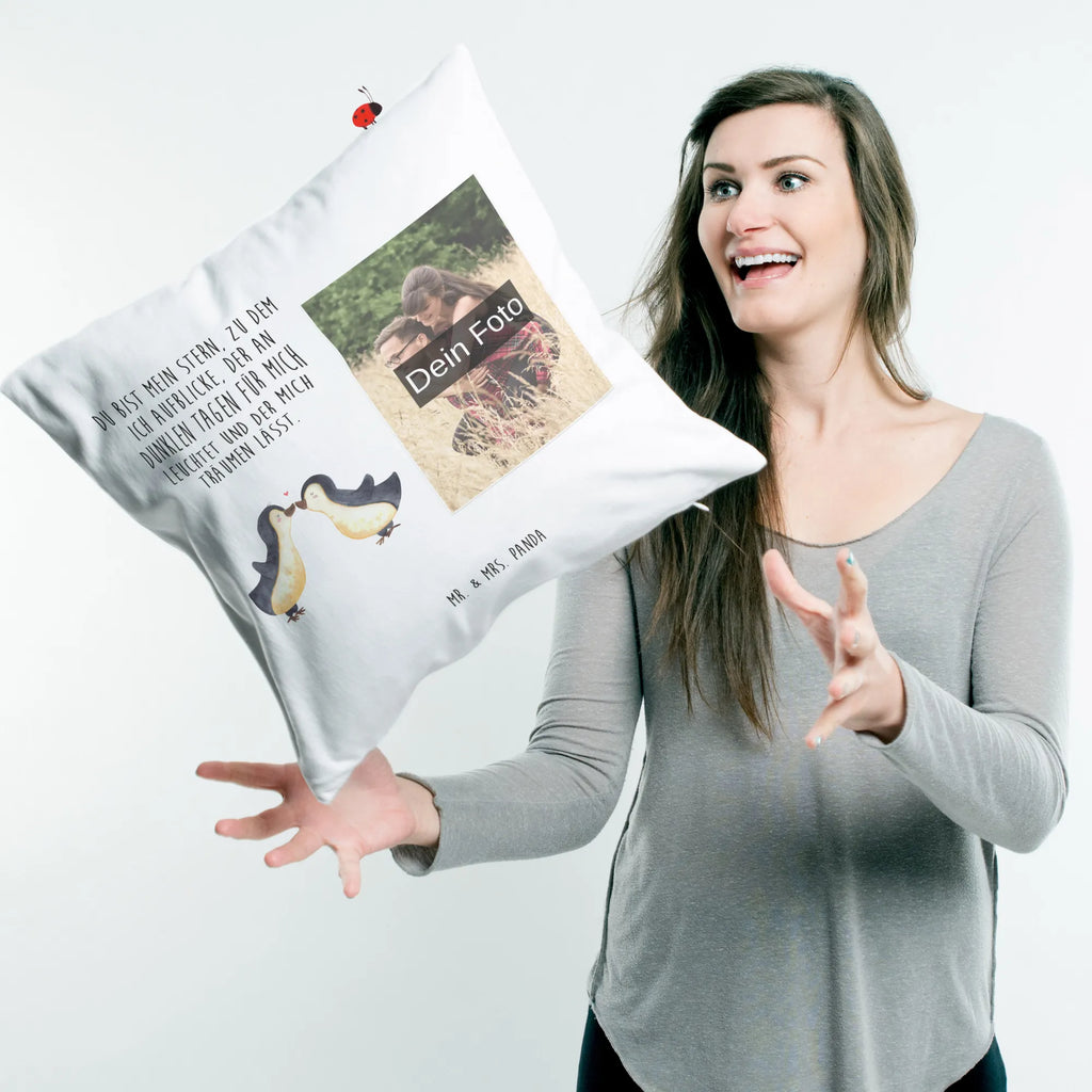 Personalisiertes Foto Kissen Pinguin Liebe Personalisiertes Foto Kissen, Liebe, Partner, Freund, Freundin, Ehemann, Ehefrau, Heiraten, Verlobung, Heiratsantrag, Liebesgeschenk, Jahrestag, Hocheitstag, Hochzeit, Love, Gastgeschenk, Liebesspruch, Verlobte, Geschenk Freundin, Geschenk Freund, Pinguine, Verlobter, Geschenkidee, Pinguin Paar, Pärchen. Liebespaar, Pinguinpaar, Paar, Pinguin, Geschenk Hochzeitstag, Liebesbeweis, Hochzeitstag, Pinguin Liebe