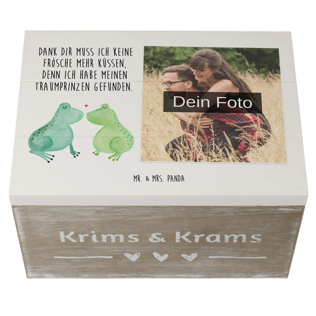 Personalisierte Foto Holzkiste Frosch Liebe Personalisierte Foto Holzkiste, Liebe, Partner, Freund, Freundin, Ehemann, Ehefrau, Heiraten, Verlobung, Heiratsantrag, Liebesgeschenk, Jahrestag, Hocheitstag, Frosch, Froschkönig, Verliebt, Hochzeitstag, Geschenk Hochzeit, Liebesbeweis, Fröschchen, Verlobt, Verheiratet, Frösche, Geschenk Freundin, Geschenk Freund