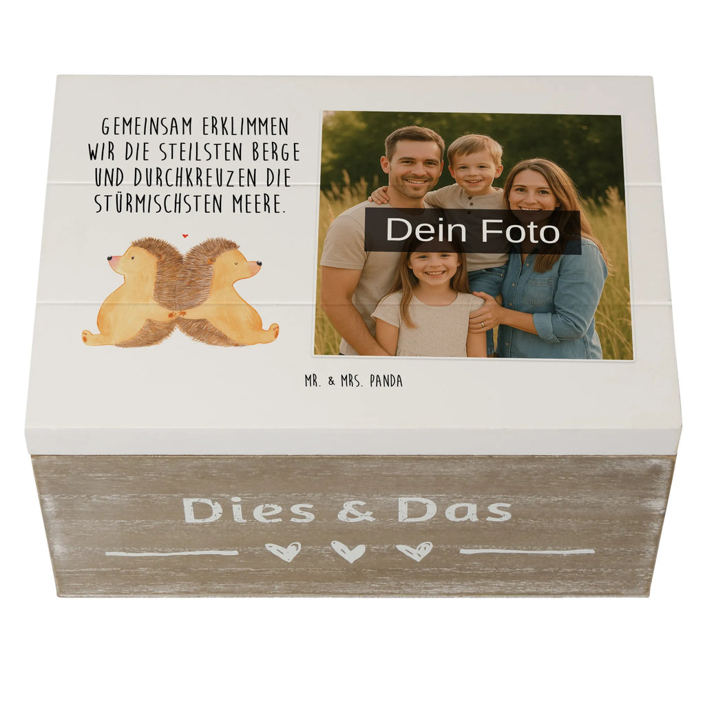 Personalisierte Foto Holzkiste Igel händchenhaltend Personalisierte Foto Holzkiste, Liebe, Partner, Freund, Freundin, Ehemann, Ehefrau, Heiraten, Verlobung, Heiratsantrag, Liebesgeschenk, Jahrestag, Hocheitstag, große Liebe, Liebesbotschaft, Lieblingsmensch, Geschenk für zwei, Igelliebe, Liebesbeweis, Igel, Hand in Hand, Hochzeit, Love, Gemeinsamkeit
