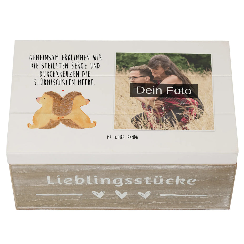 Personalisierte Foto Holzkiste Igel händchenhaltend Personalisierte Foto Holzkiste, Liebe, Partner, Freund, Freundin, Ehemann, Ehefrau, Heiraten, Verlobung, Heiratsantrag, Liebesgeschenk, Jahrestag, Hocheitstag, große Liebe, Liebesbotschaft, Lieblingsmensch, Geschenk für zwei, Igelliebe, Liebesbeweis, Igel, Hand in Hand, Hochzeit, Love, Gemeinsamkeit