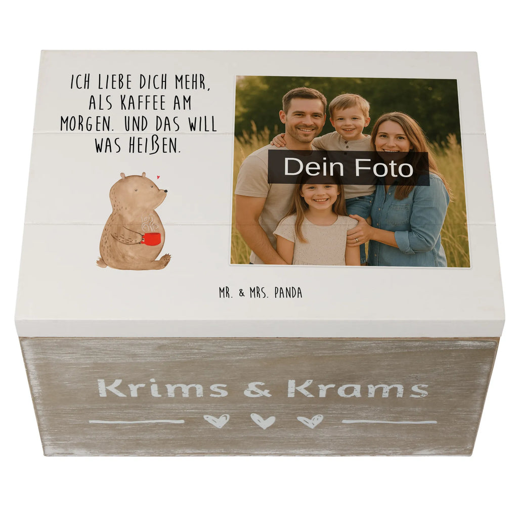 Personalisierte Foto Holzkiste Bär Morgenkaffee Personalisierte Foto Holzkiste, Liebe, Partner, Freund, Freundin, Ehemann, Ehefrau, Heiraten, Verlobung, Heiratsantrag, Liebesgeschenk, Jahrestag, Hocheitstag, Liebesbeweis, für Ehemann, für Männer, Valentinstag, Hochzeitstag, Mitbringsel, Geschenk für Freundin, Geschenk für Frauen, Geschenk für Partner