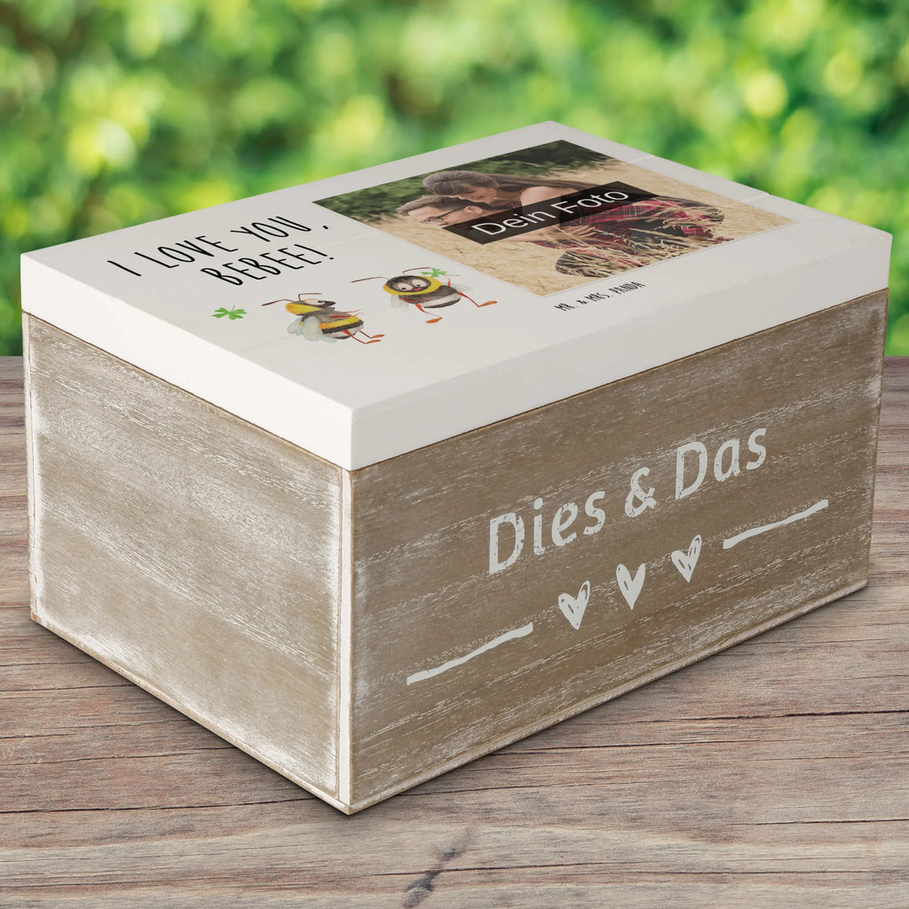 Personalisierte Foto Holzkiste Bienen Paar Personalisierte Foto Holzkiste, Liebe, Partner, Freund, Freundin, Ehemann, Ehefrau, Heiraten, Verlobung, Heiratsantrag, Liebesgeschenk, Jahrestag, Hocheitstag, Geschenk für Freundin, für Männer, Liebesbeweis, verliebte Schildkröten, Geschenk für Frauen, für Ehemann, Schildkröten, Mitbringsel, Valentinstag, Hochzeitstag, Geschenk für Partner