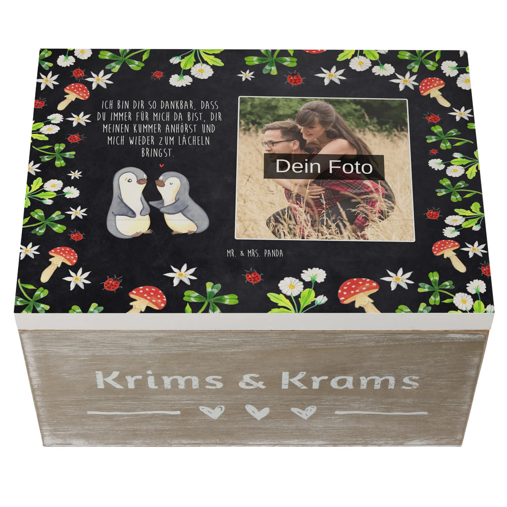 Personalisierte Foto Holzkiste Pinguine trösten Personalisierte Foto Holzkiste, Heiratsantrag, Jahrestag, Freundin, Hocheitstag, Liebe, Verlobung, Partner, Liebesgeschenk, Ehemann, Ehefrau, Freund, Heiraten, Liebesbeweis, für Ehemann, Geschenk für Partner, Geschenk für Frauen, Valentinstag, Mitbringsel, Hochzeitstag, Geschenk für Freundin, für Männer